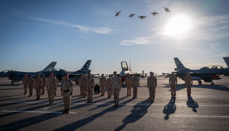 الملك يرعى تخريج الدورة التحويلية للطيران القتالي/26.