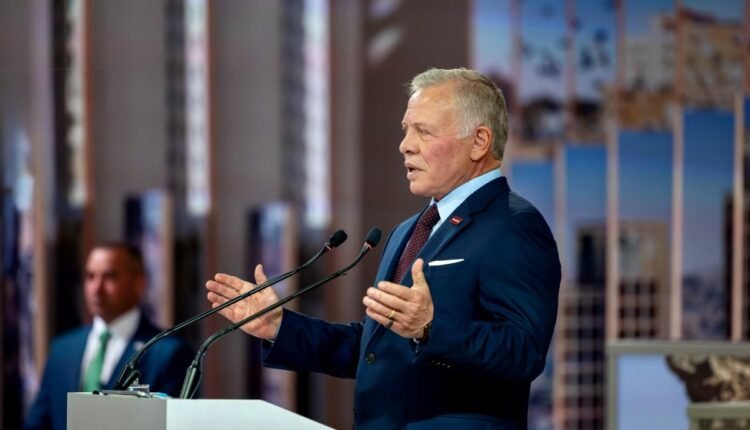 الملك متحدثاً إلى أبناء محافظة العاصمة في الديوان الملكي الهاشمي