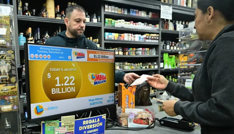 شخص يشتري تذكرة يانصيب ميغاميليونز من متجر الذي بيعت فيه التذكرة الفائزة بجائزة 122 مليار دولار أفب