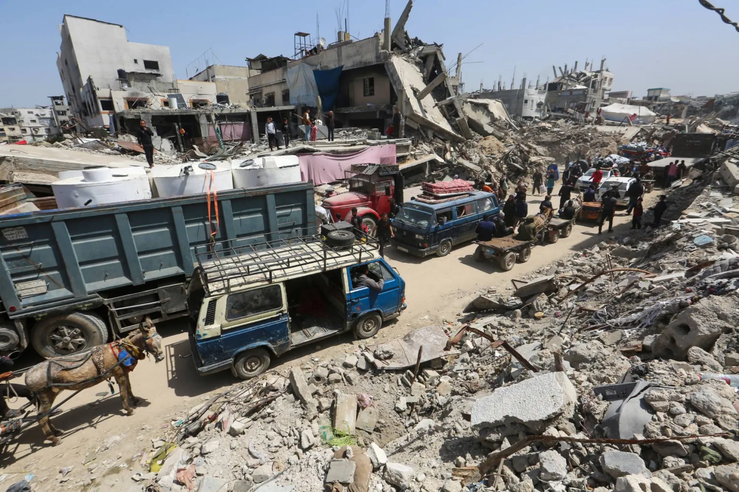 فلسطينييون ينقلون أمتعتهم أثناء نزوحهم من حي الشجاعية شرقي مدينة غزة في أعقاب أمر الإخلاء الذي أصدره الجيش الإسرائيلي دبأ - الصافي نيوز