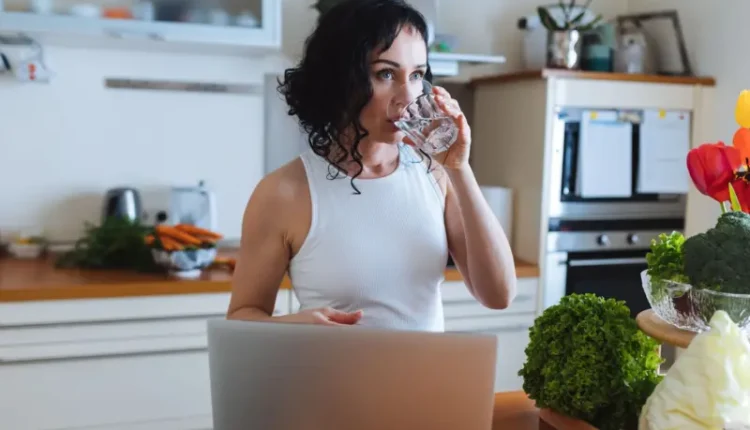 يمكن أن يساعد شرب الماء وتناول الأطعمة الكاملة في التخفيف من ضباب الدماغ